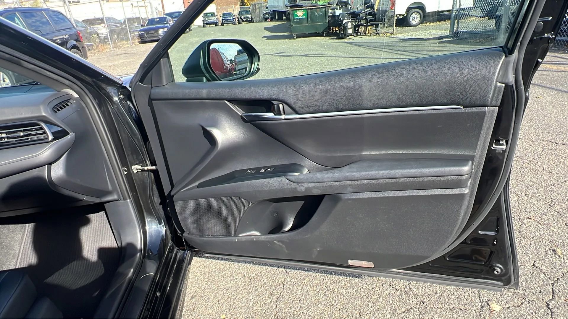 Used 2019 Toyota Camry SE image 29