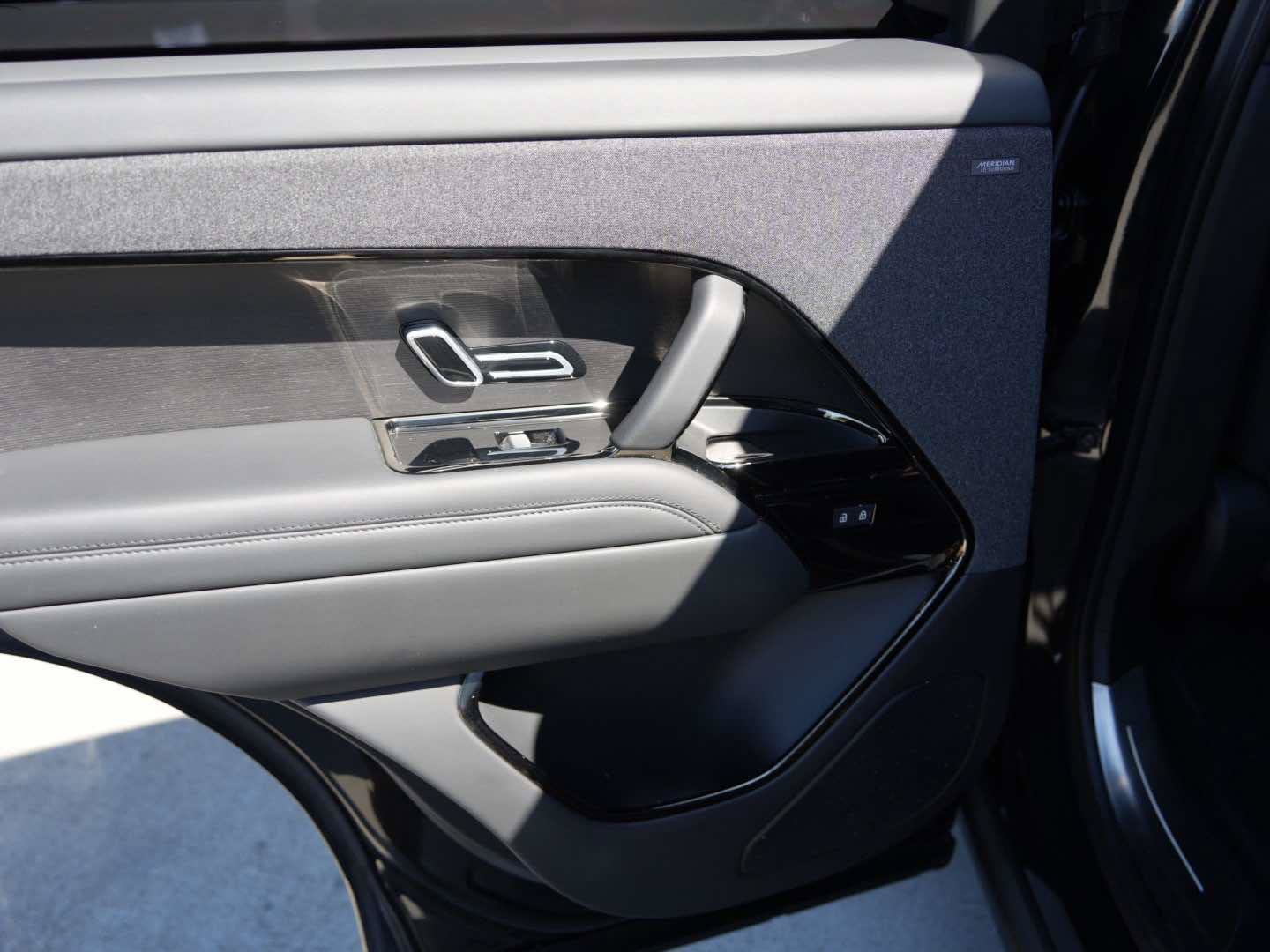 Used 2025 Land Rover Range Rover Sport SE AWD/4WD image 9
