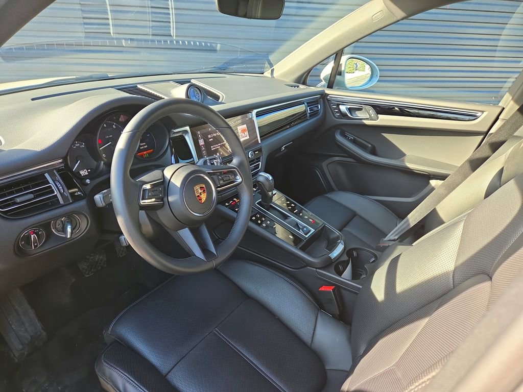 Certified 2025 Porsche Macan image 4