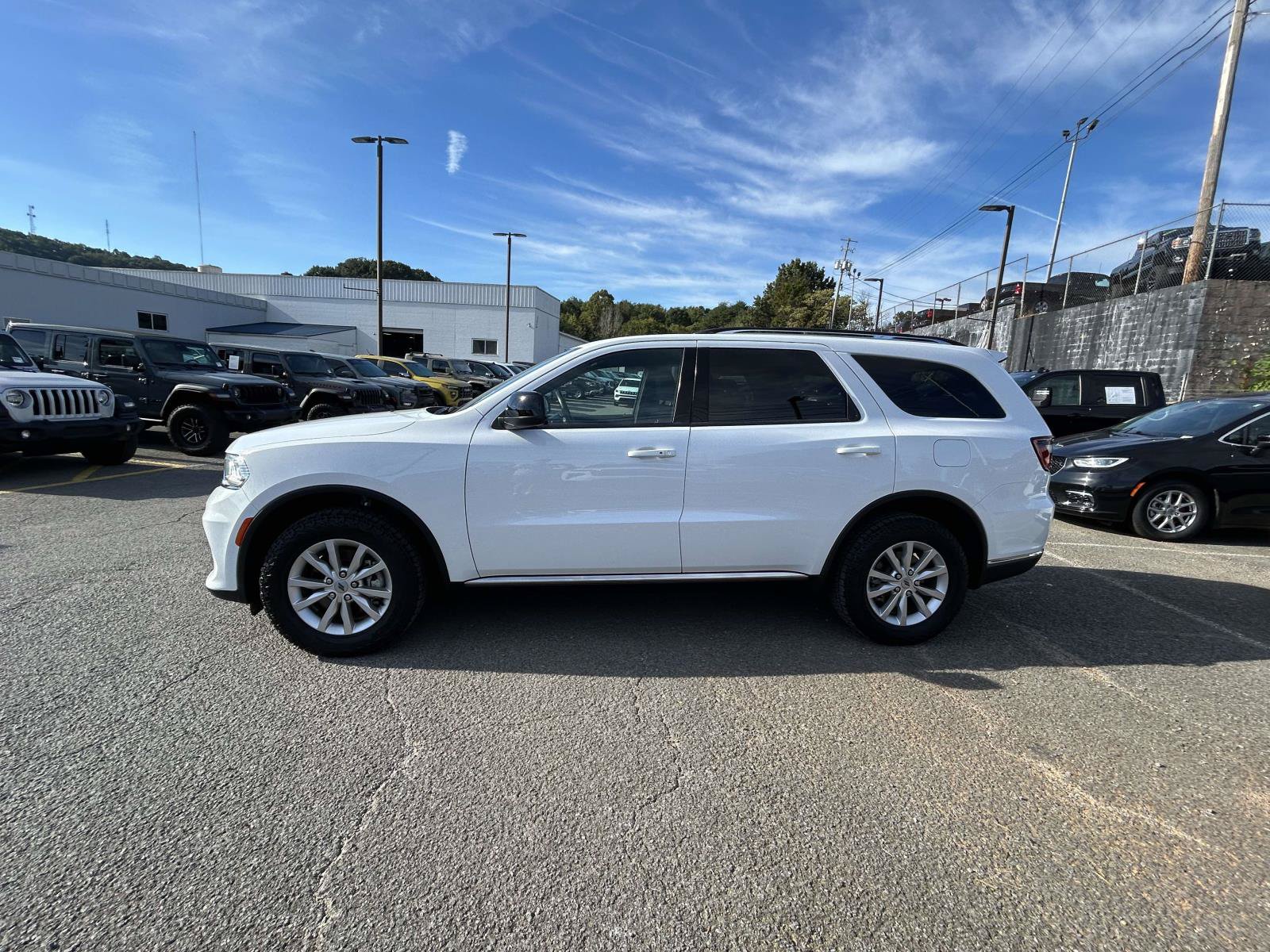 Used 2024 Dodge Durango SXT w/ Trailer Tow Group IV AWD/4WD image 4