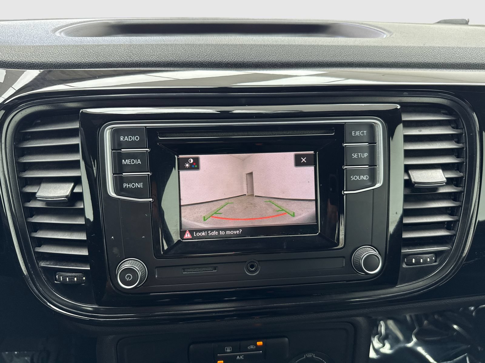 Used 2018 Volkswagen Beetle 2.0T S FWD image 28