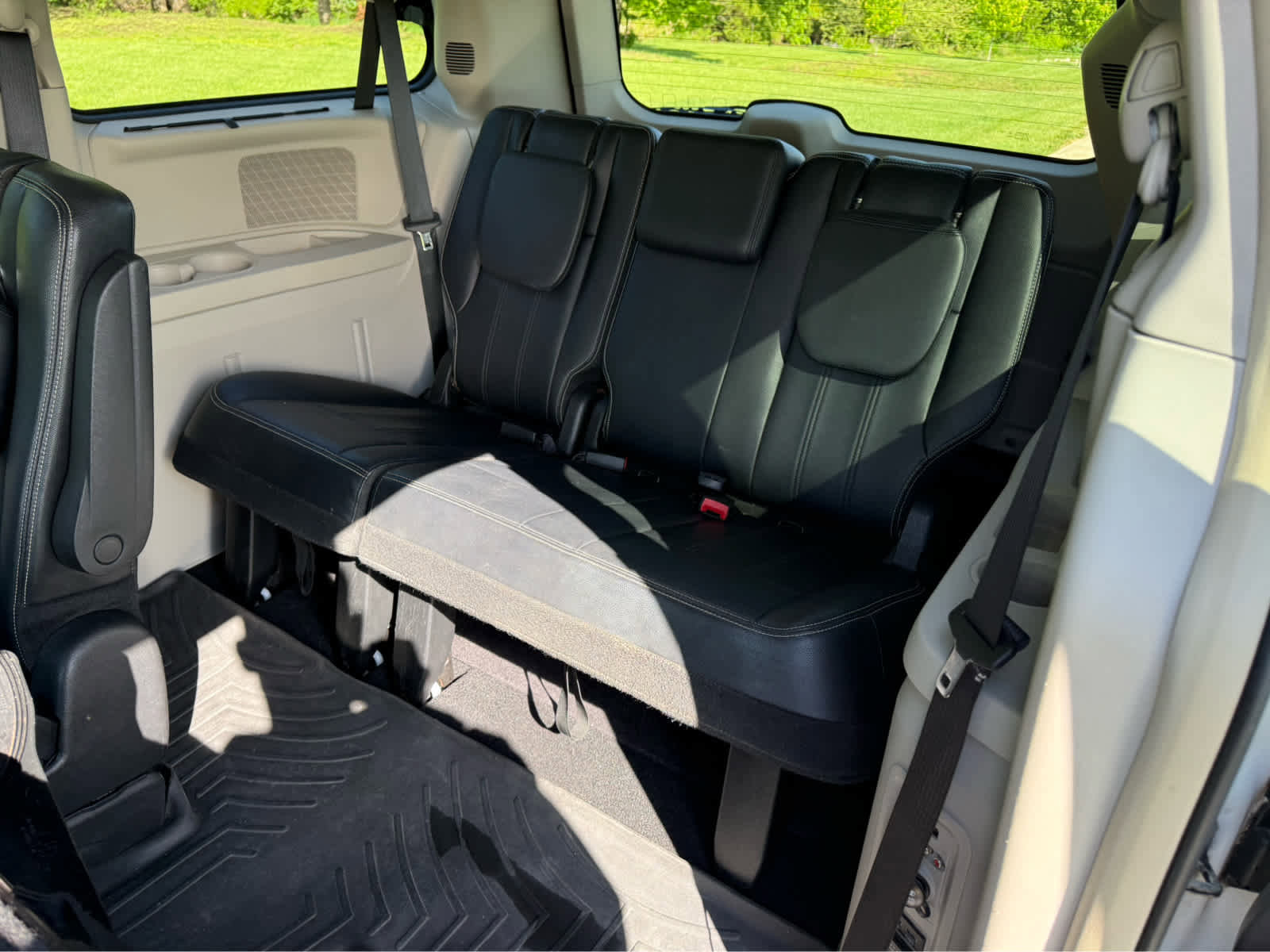 Used 2016 Chrysler Town & Country Touring FWD image 13