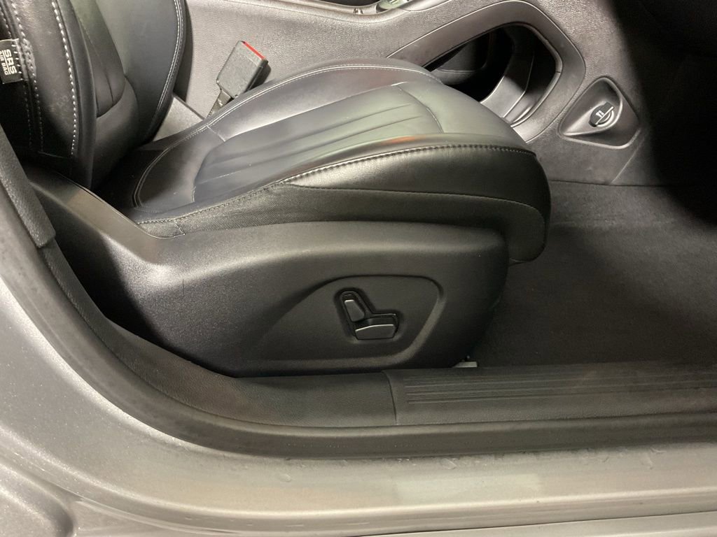 Used 2017 Chrysler 200 Limited Platinum FWD image 38