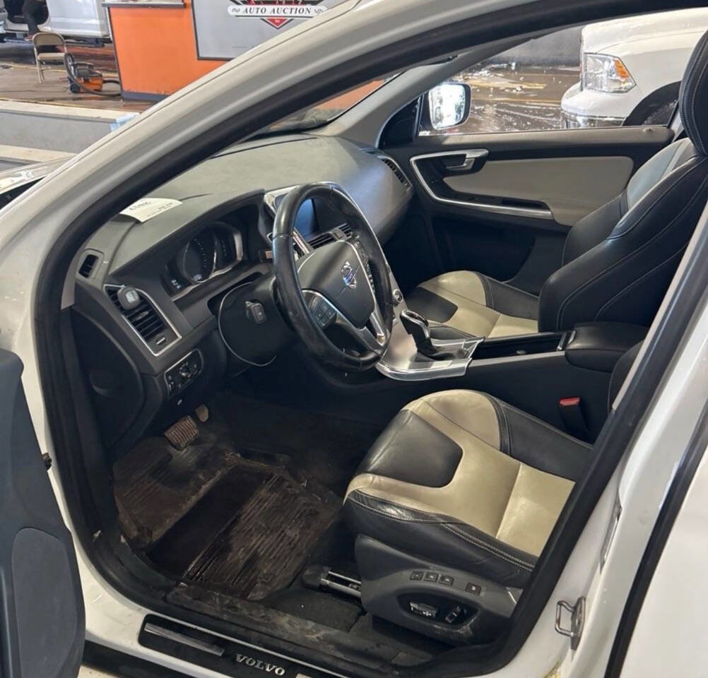 Used 2017 Volvo XC60 T6 Dynamic w/ Preferred Option Package AWD/4WD image 4