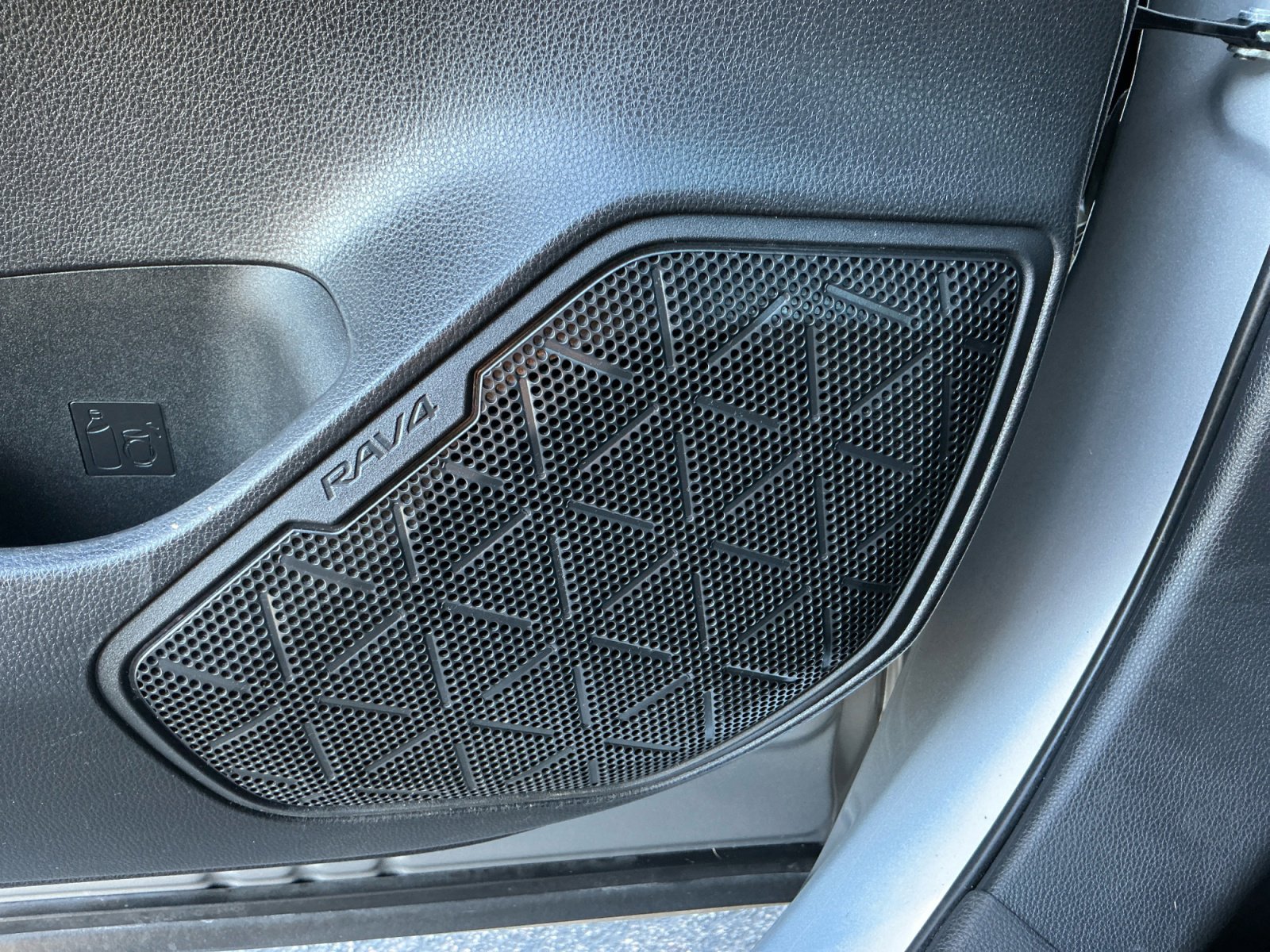 Used 2021 Toyota RAV4 XLE w/ Carpet Mat Package (TMS) image 27