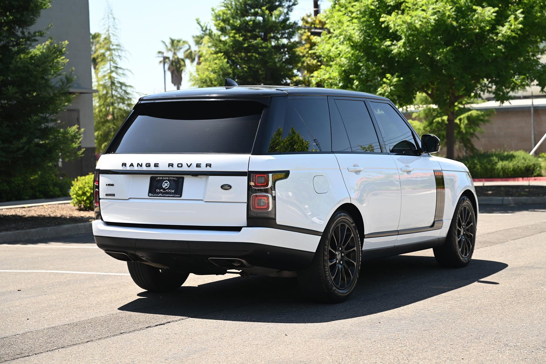 Used 2018 Land Rover Range Rover HSE AWD/4WD image 3