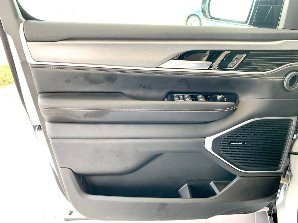 Used 2025 Jeep Wagoneer Series II w/ 8-Passenger Seating Package image 12