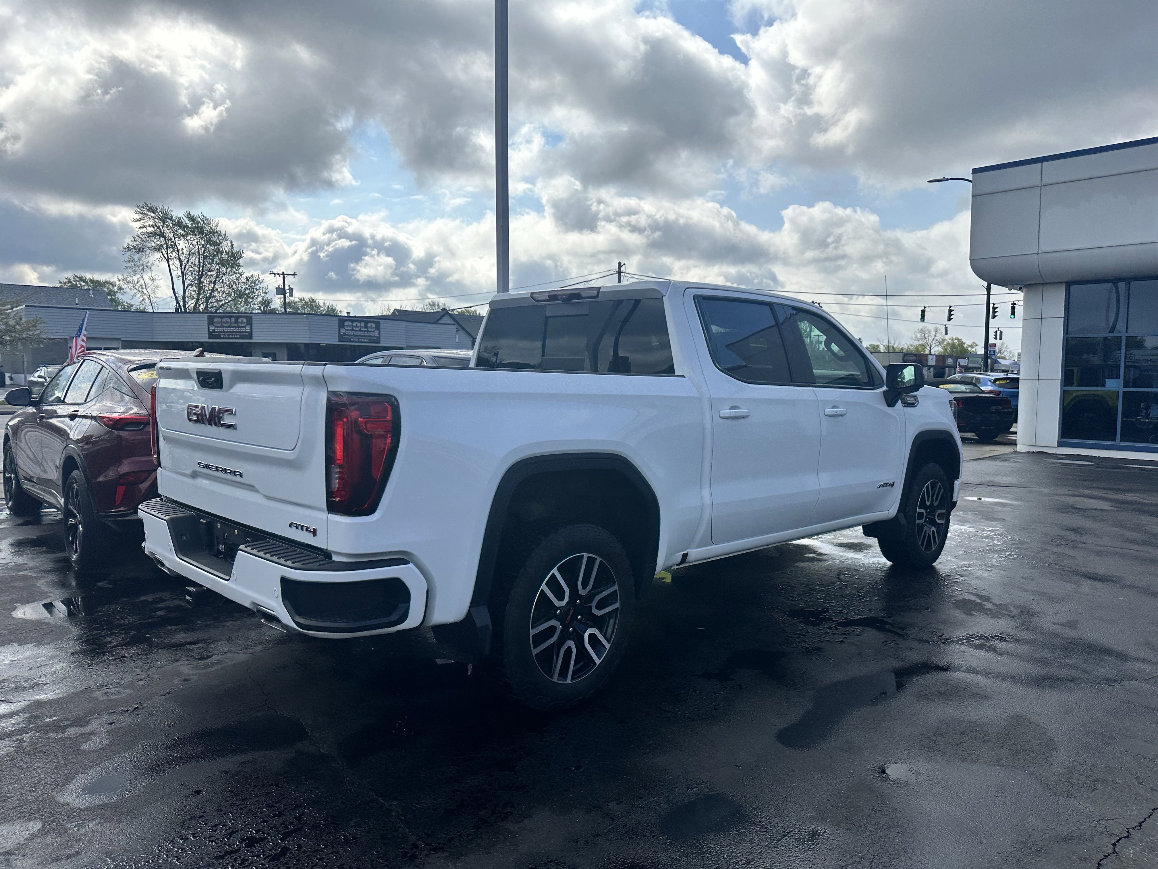 Used 2023 GMC Sierra 1500 AT4 w/ Technology Package AWD/4WD image 9