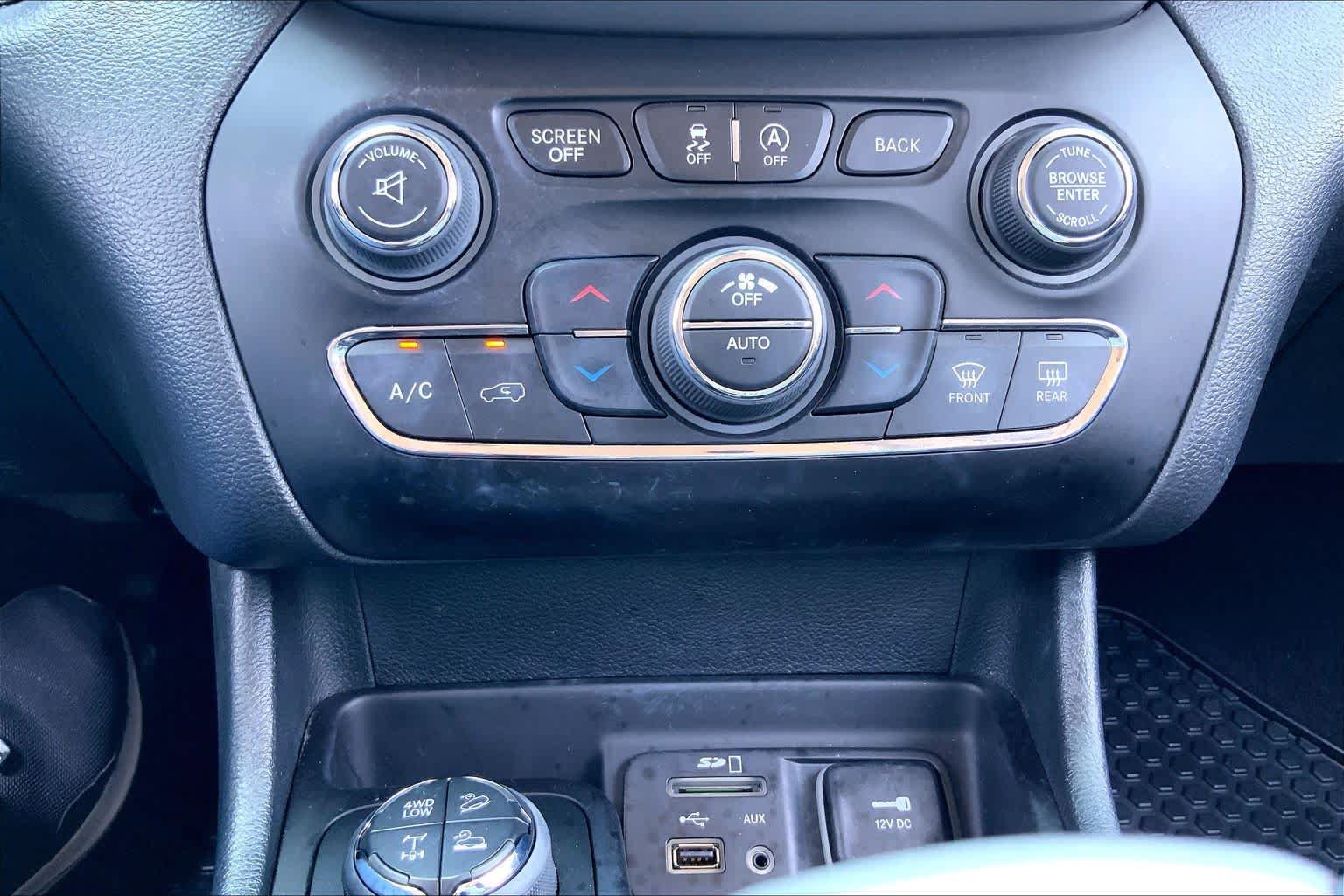 Used 2017 Jeep Cherokee Trailhawk AWD/4WD image 33