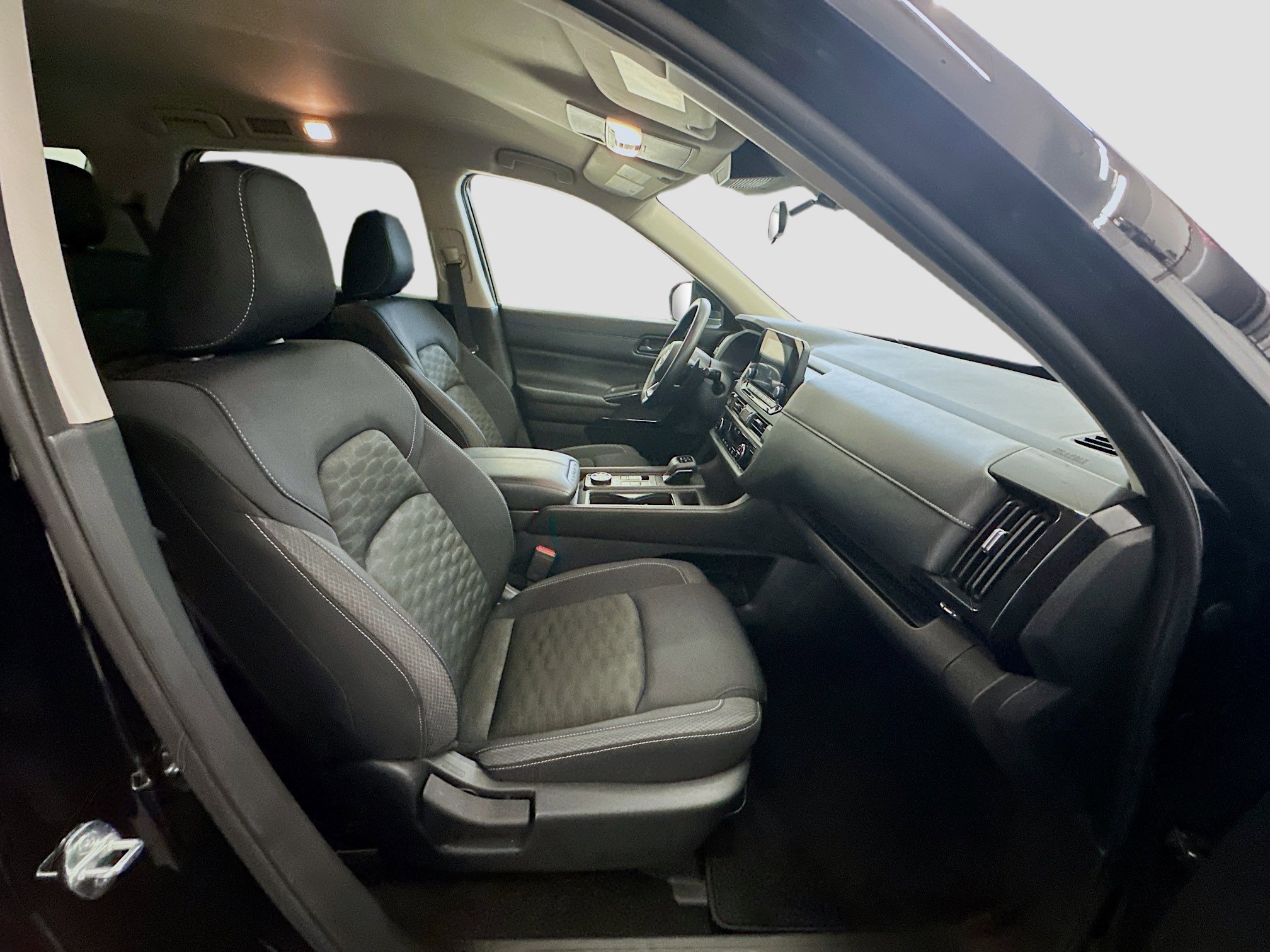 Used 2024 Nissan Pathfinder S image 32