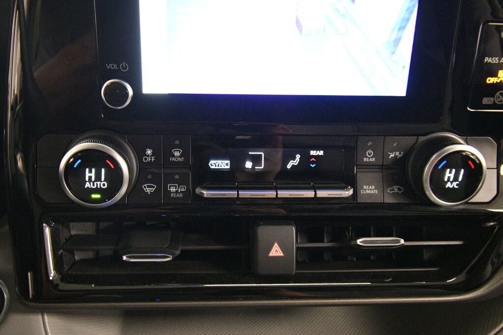 Used 2023 Toyota Highlander L AWD/4WD image 16