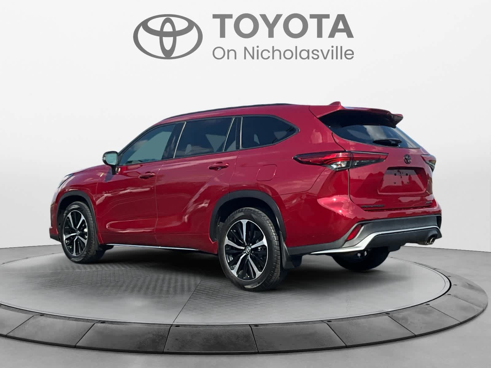 Used 2022 Toyota Highlander XSE AWD/4WD image 3