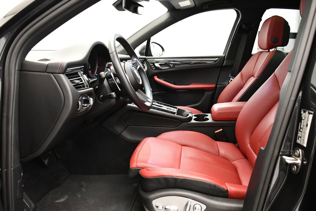 Certified 2025 Porsche Macan image 5