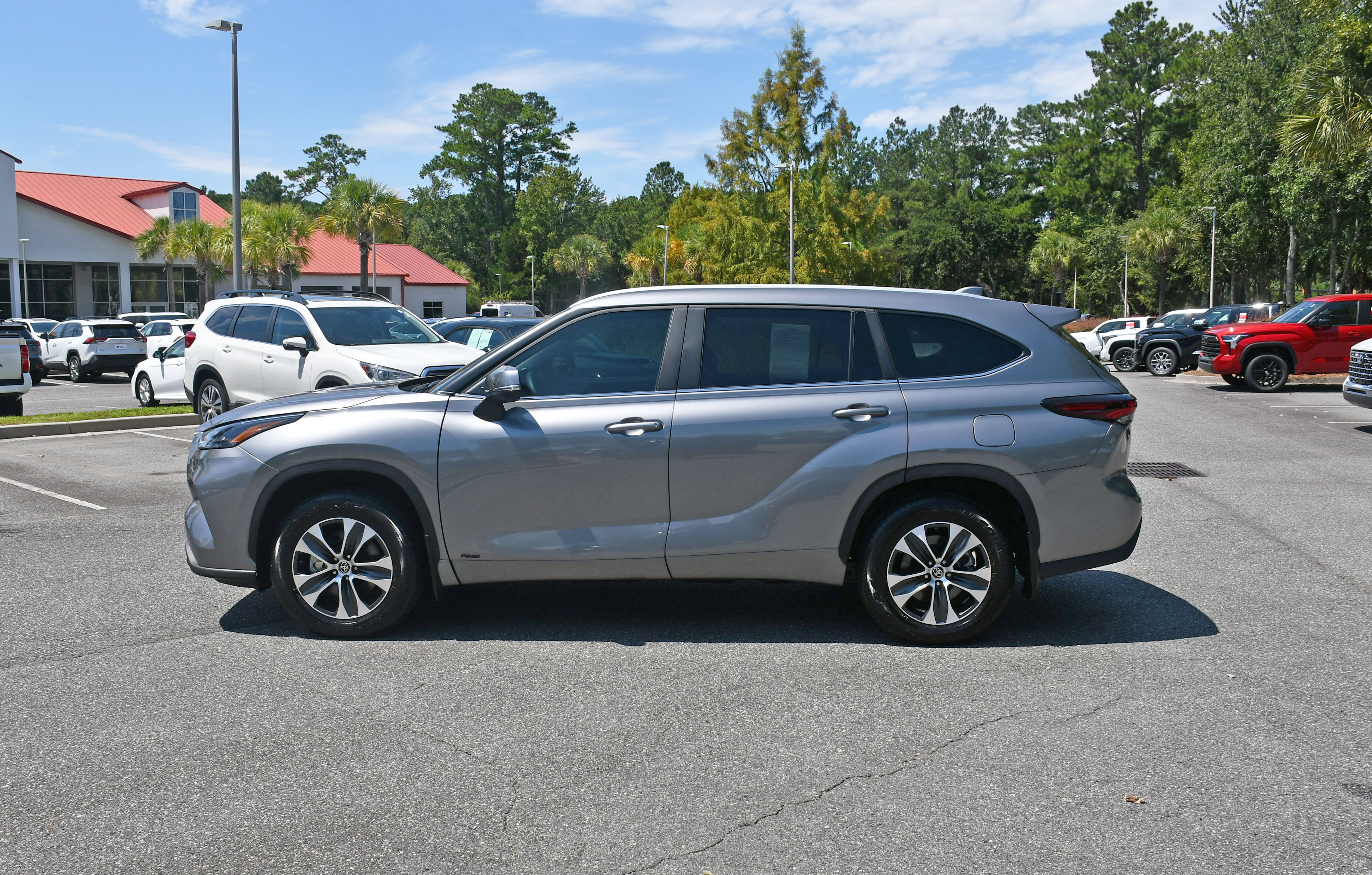 Used 2025 Toyota Highlander XLE AWD/4WD image 2