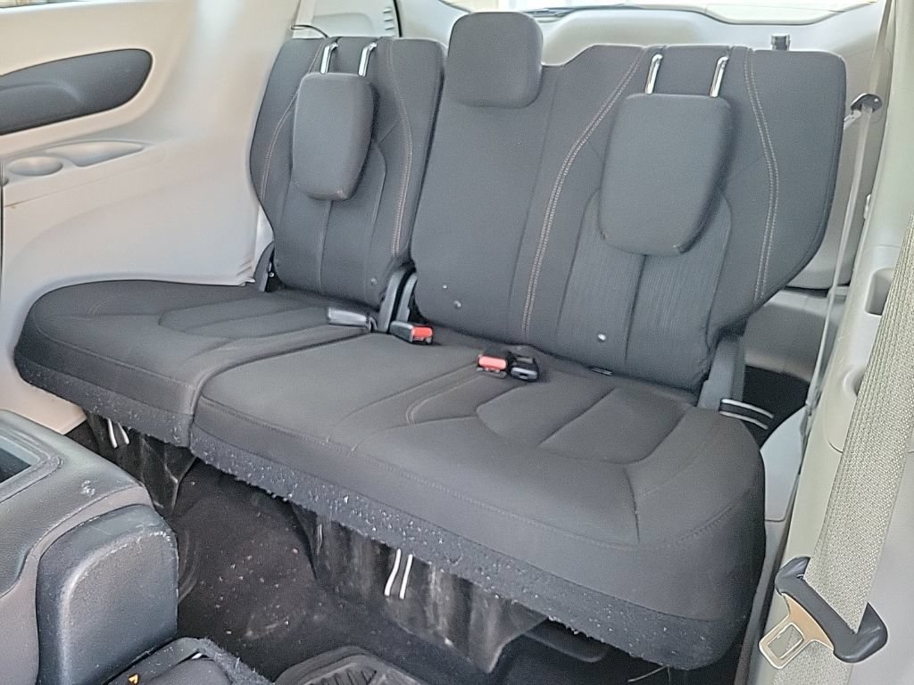 Used 2017 Chrysler Pacifica Touring w/ Tire & Wheel Group FWD image 10