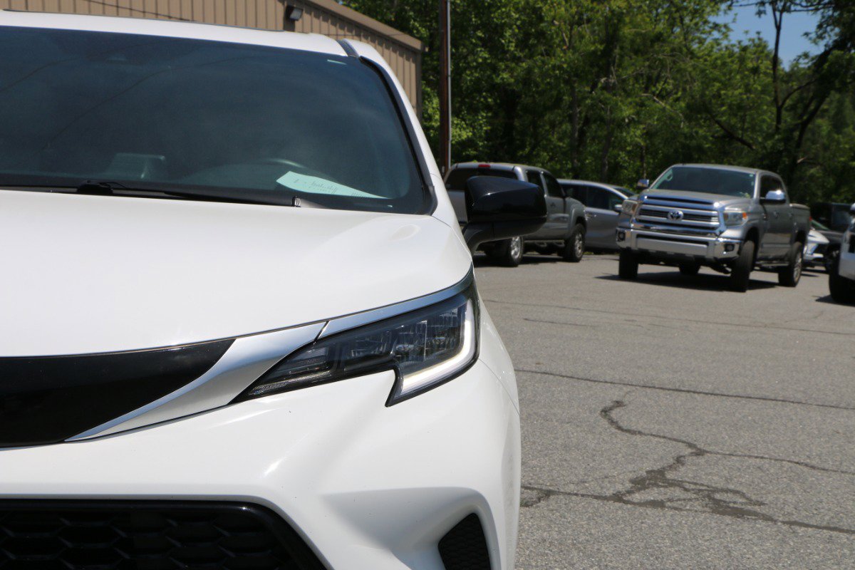 Used 2021 Toyota Sienna XSE FWD image 13