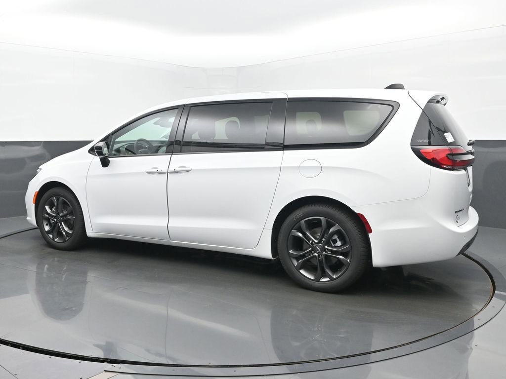 New 2026 Chrysler Pacifica Select image 3