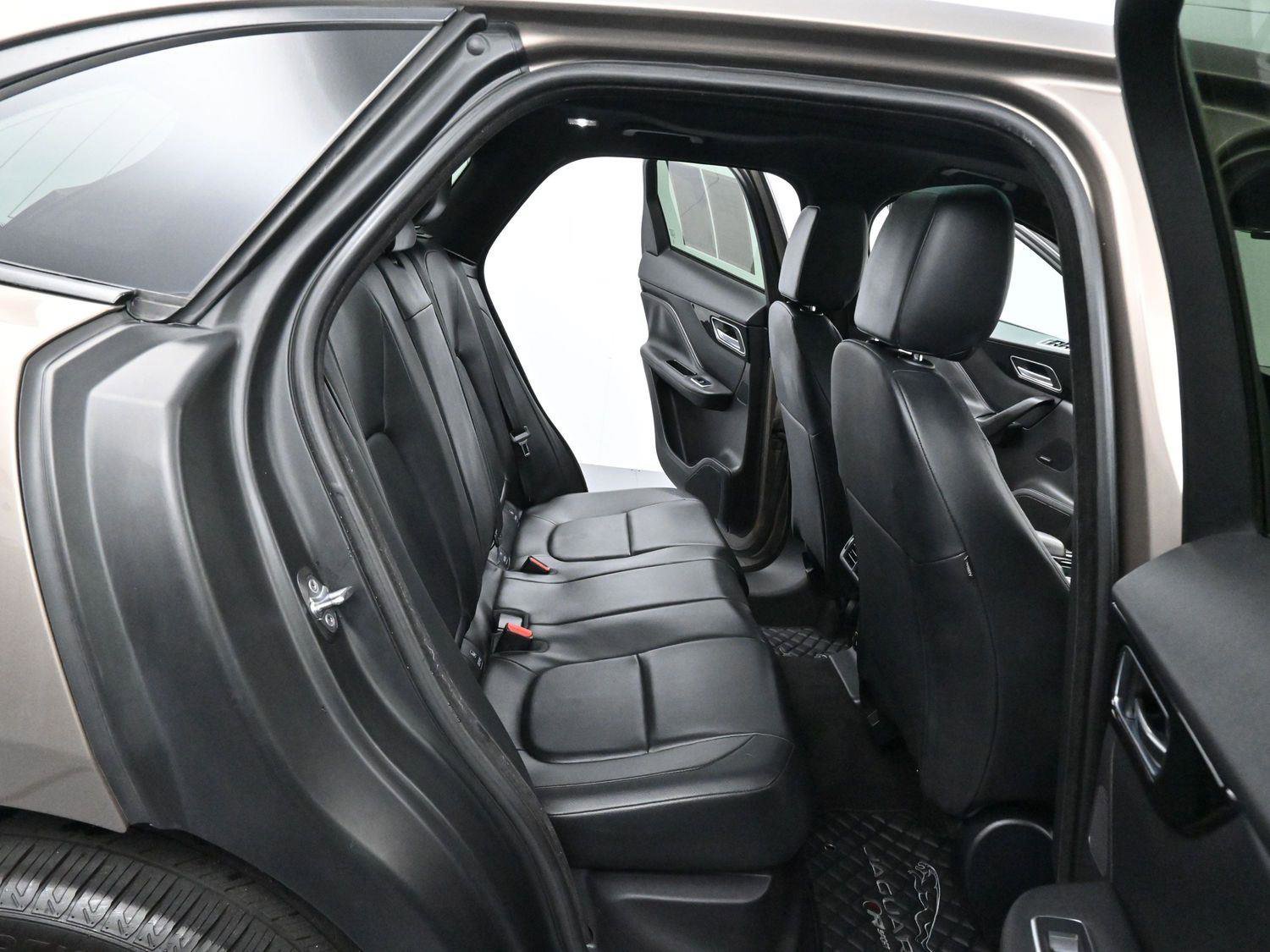 Used 2017 Jaguar F-PACE Premium image 33