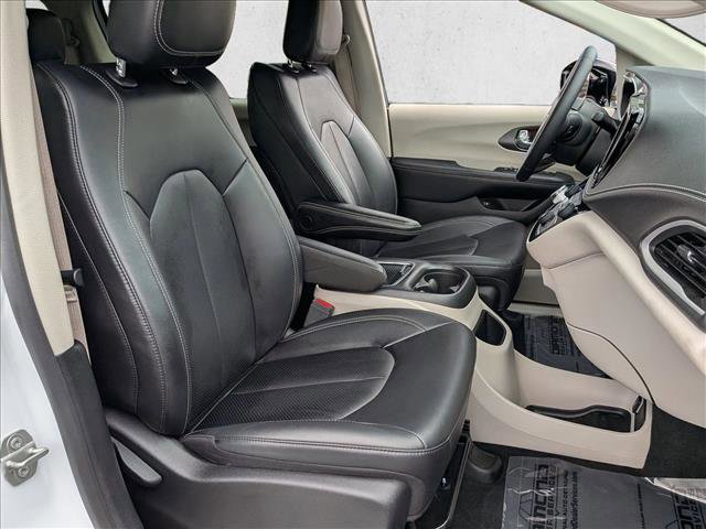 Used 2024 Chrysler Pacifica Select image 26