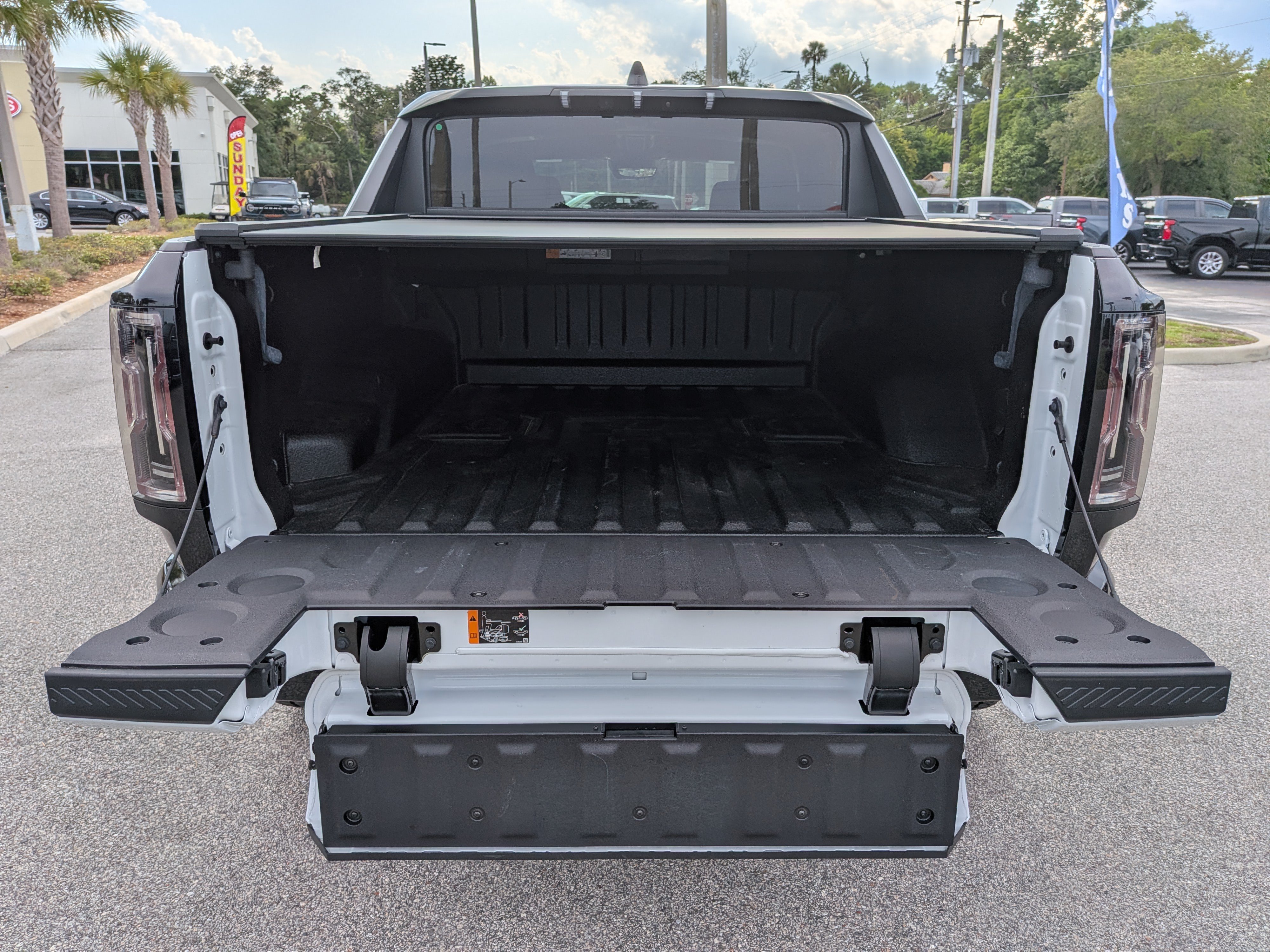 Certified 2025 GMC Hummer EV 3X w/ LPO, Sport Package AWD/4WD image 18