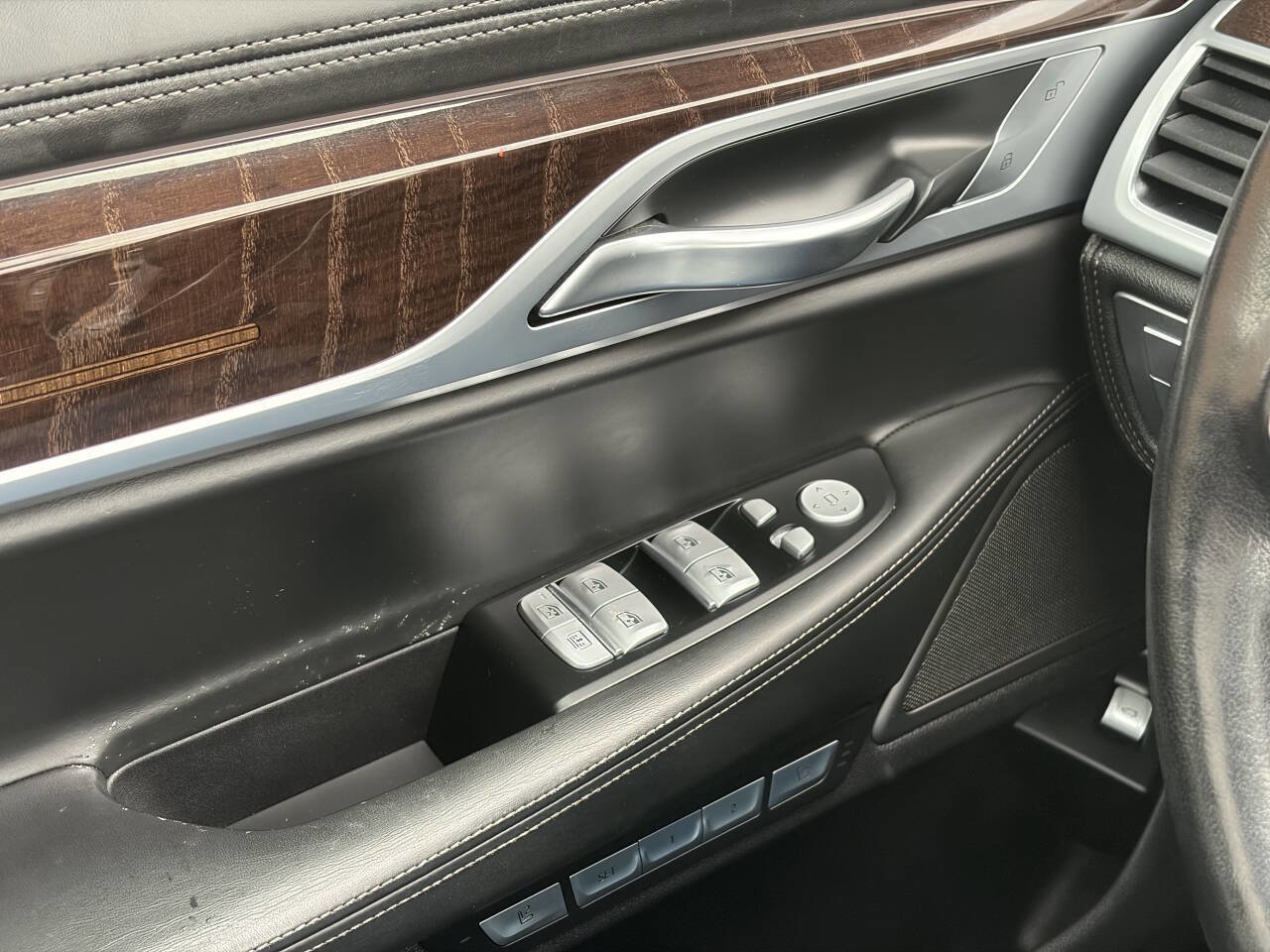 Used 2017 BMW 750i xDrive image 32