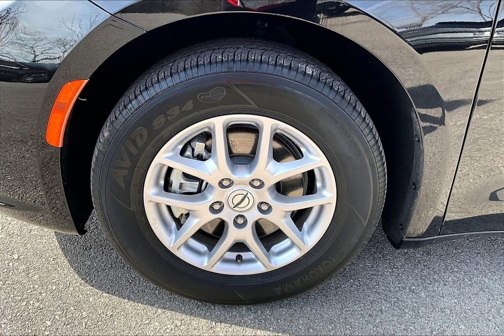 Used 2024 Chrysler Pacifica Touring-L image 12