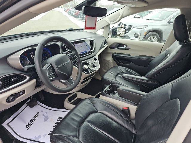 Used 2022 Chrysler Pacifica Touring-L image 11