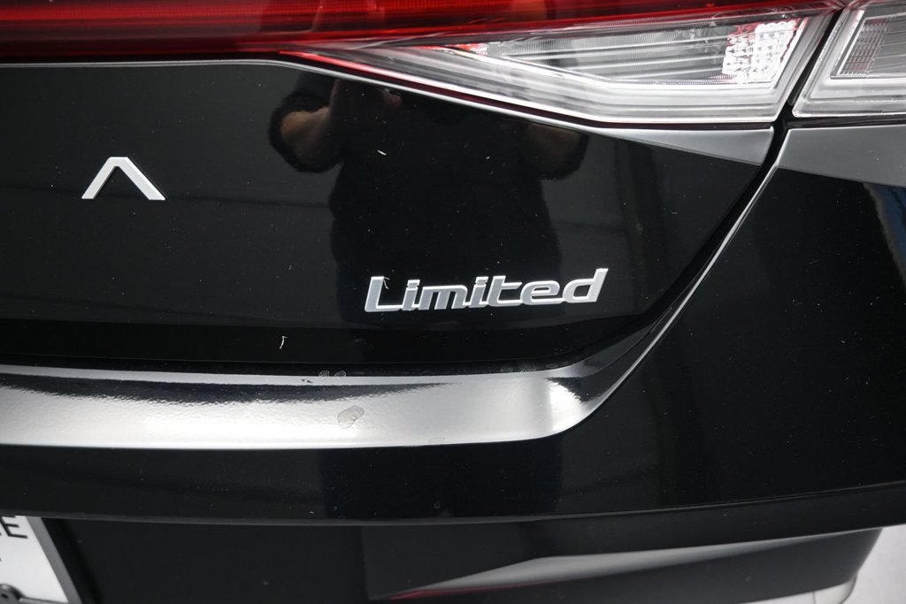 Used 2025 Hyundai Elantra Limited w/ Cargo Package FWD image 11
