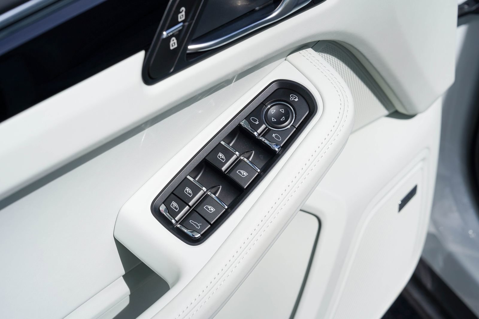 Certified 2025 Porsche Macan image 21