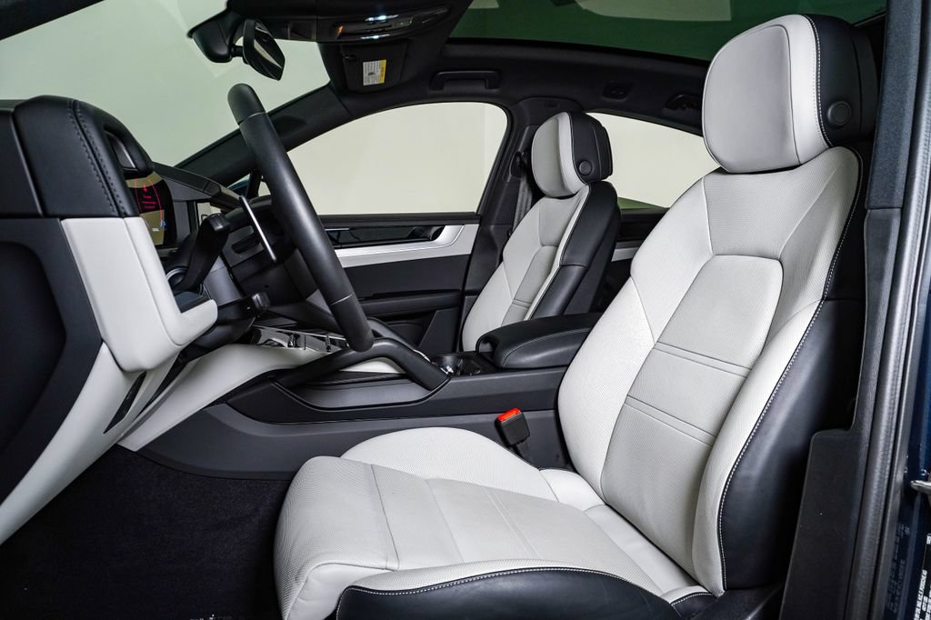 Certified 2026 Porsche Cayenne Coupe AWD/4WD image 5