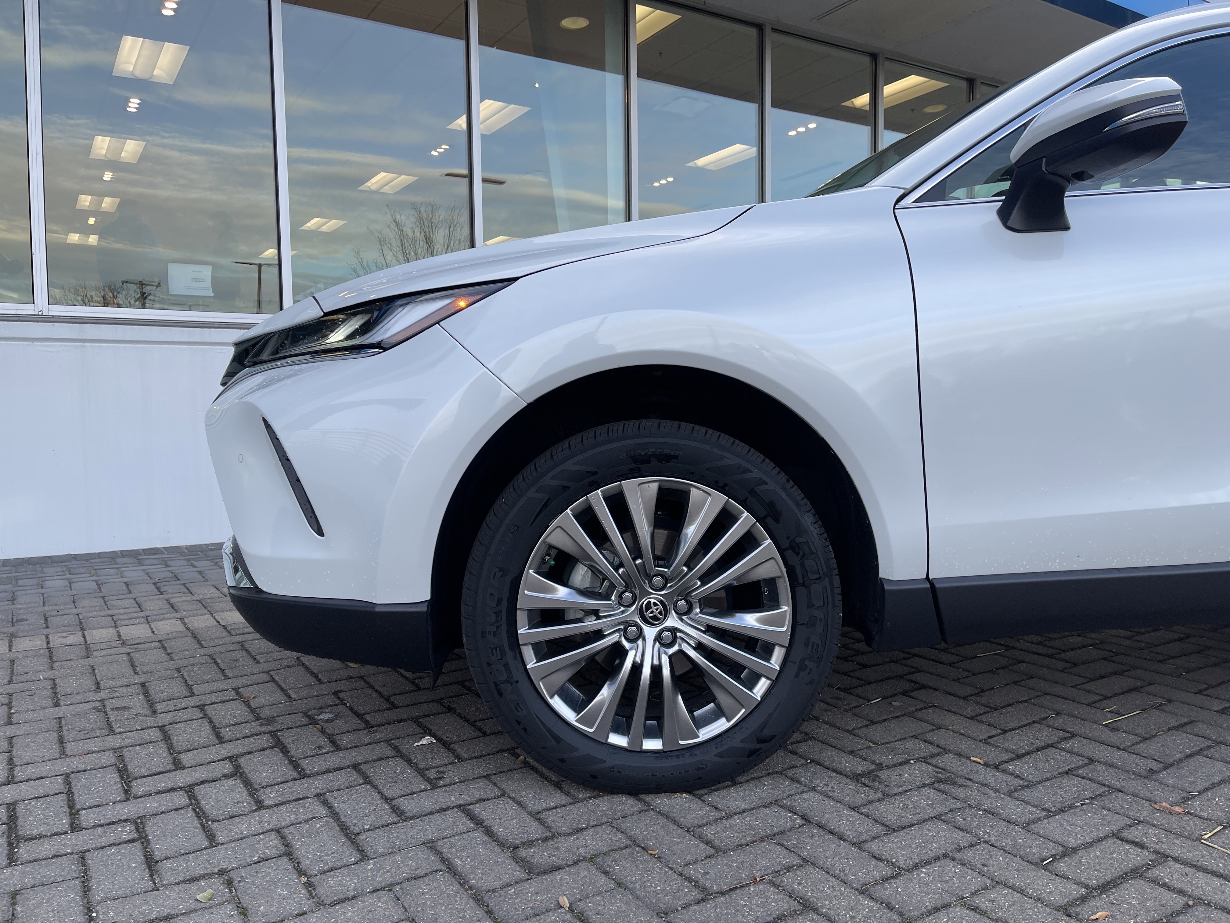 Used 2023 Toyota Venza XLE image 10