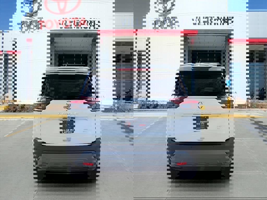 Used 2023 Nissan Rogue S image 4