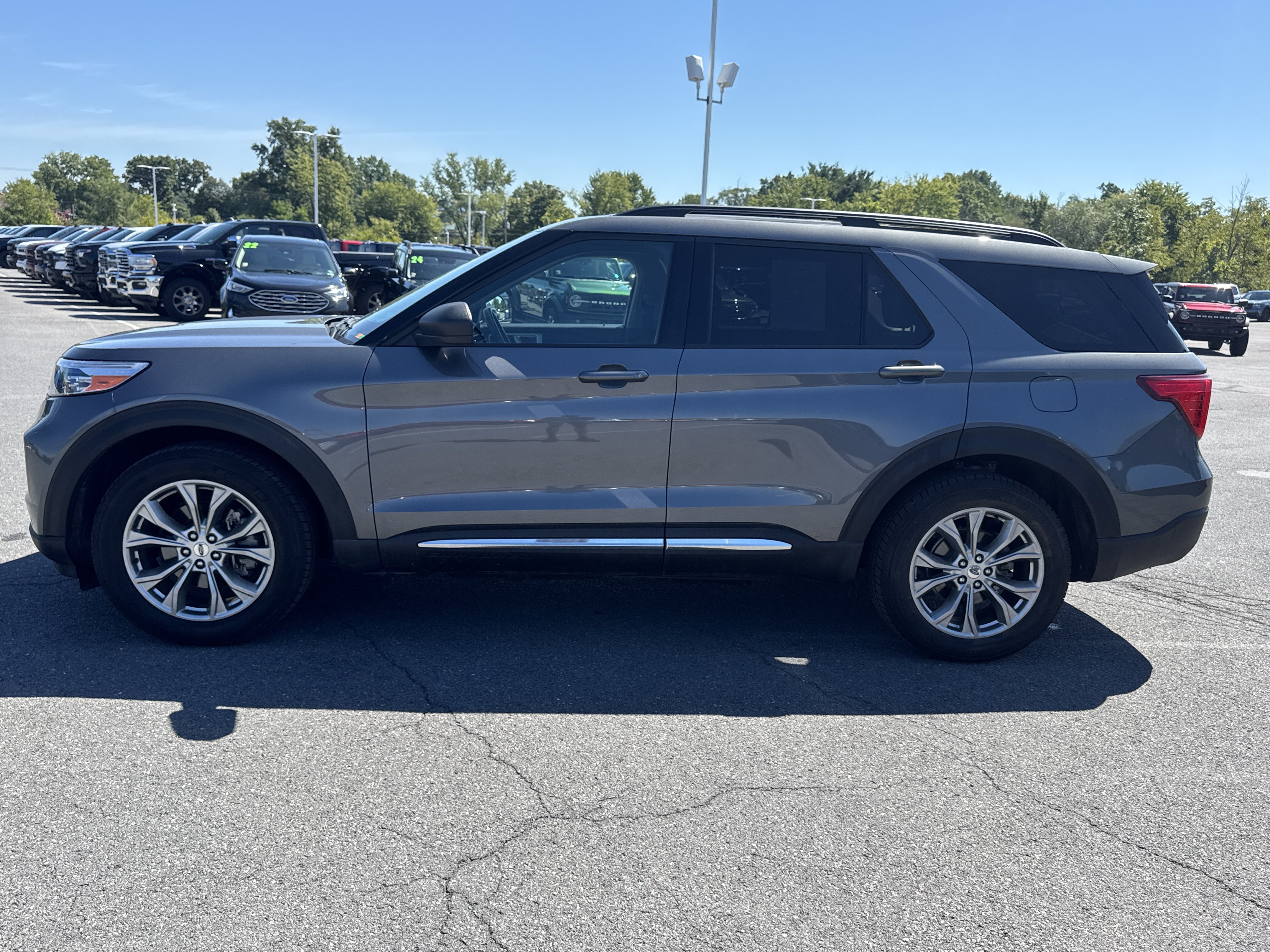 Used 2022 Ford Explorer XLT w/ Equipment Group 202A AWD/4WD image 9