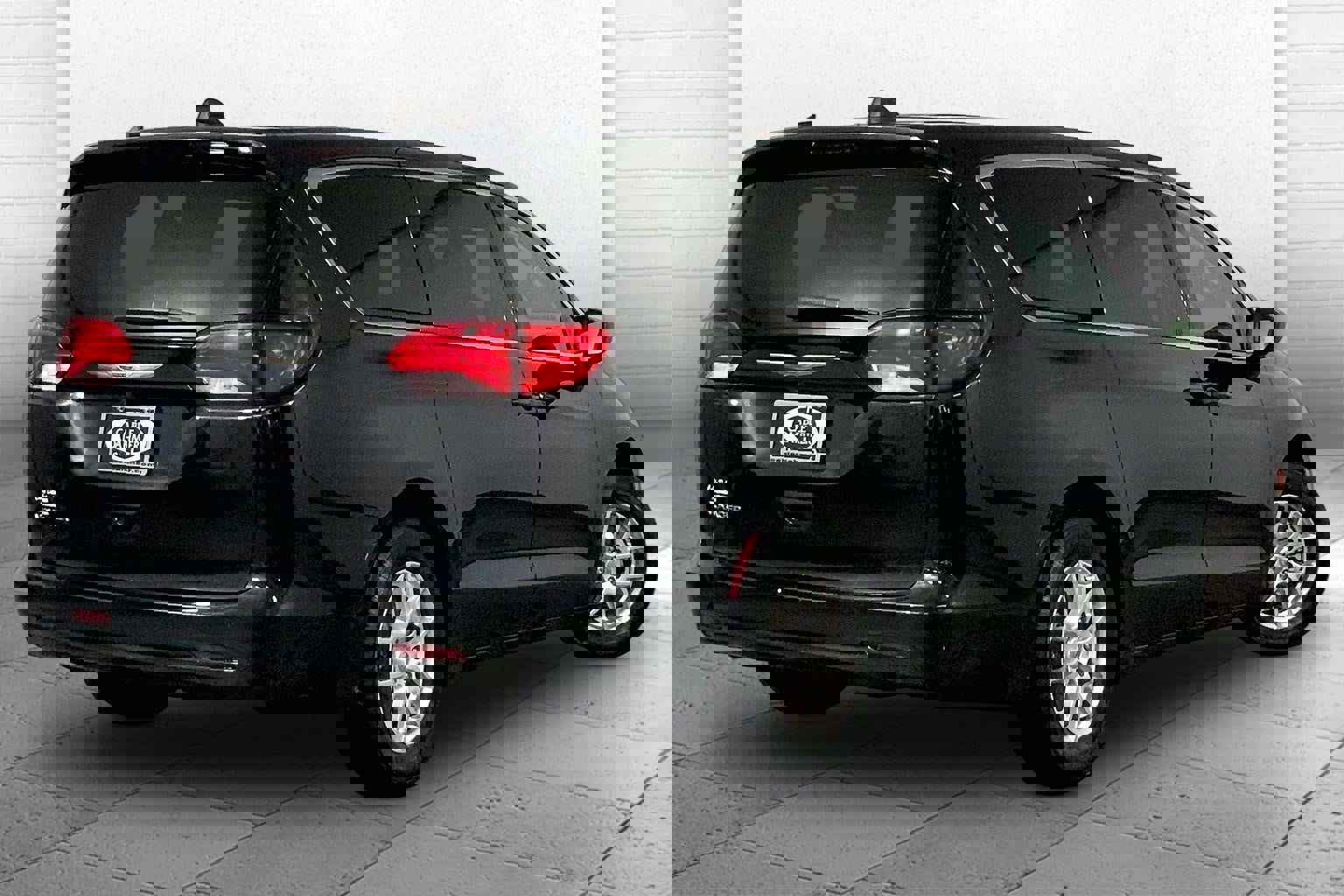 Used 2023 Chrysler Voyager LX image 13