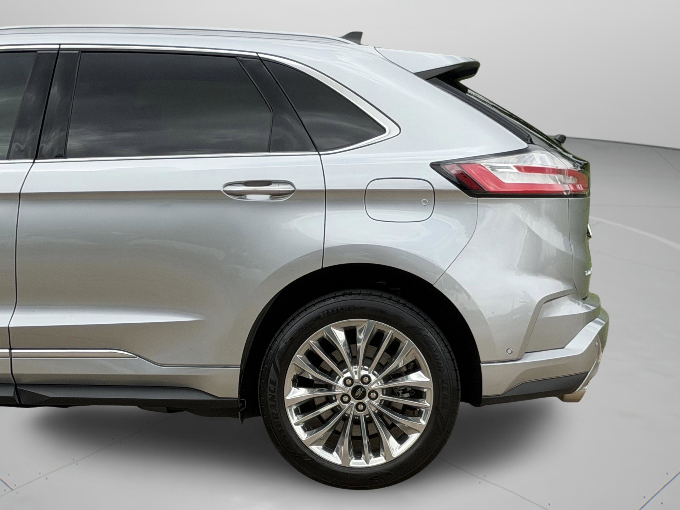 Used 2022 Ford Edge Titanium w/ Equipment Group 301A AWD/4WD image 27