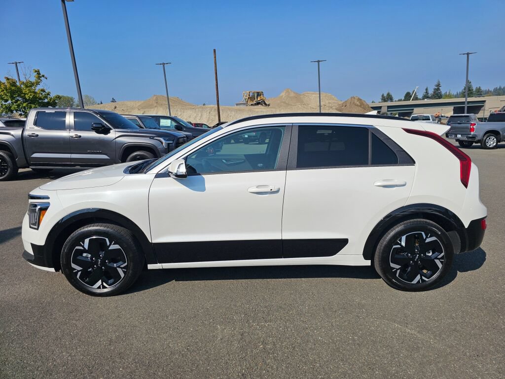 Certified 2024 Kia Niro Wind w/ Wind Preserve Package FWD image 8
