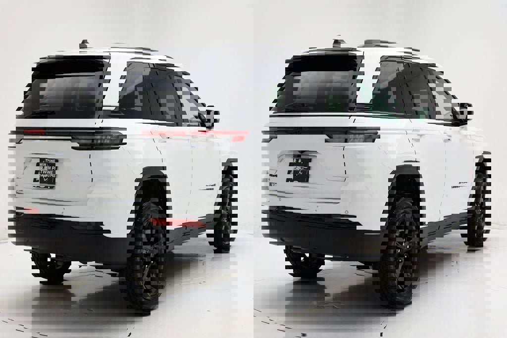 Used 2023 Jeep Grand Cherokee Altitude AWD/4WD image 8