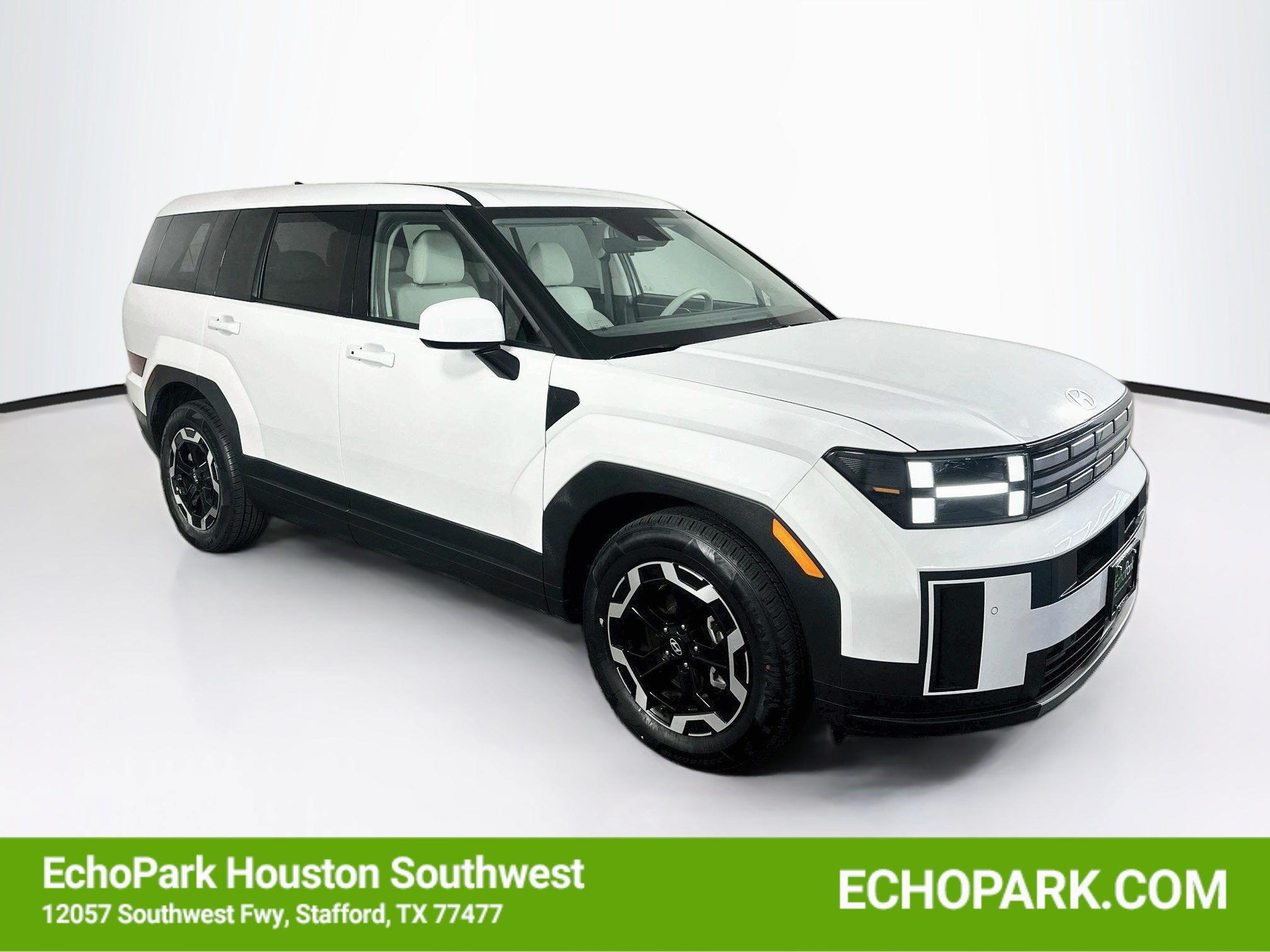 Used 2025 Hyundai Santa Fe SE FWD image 1