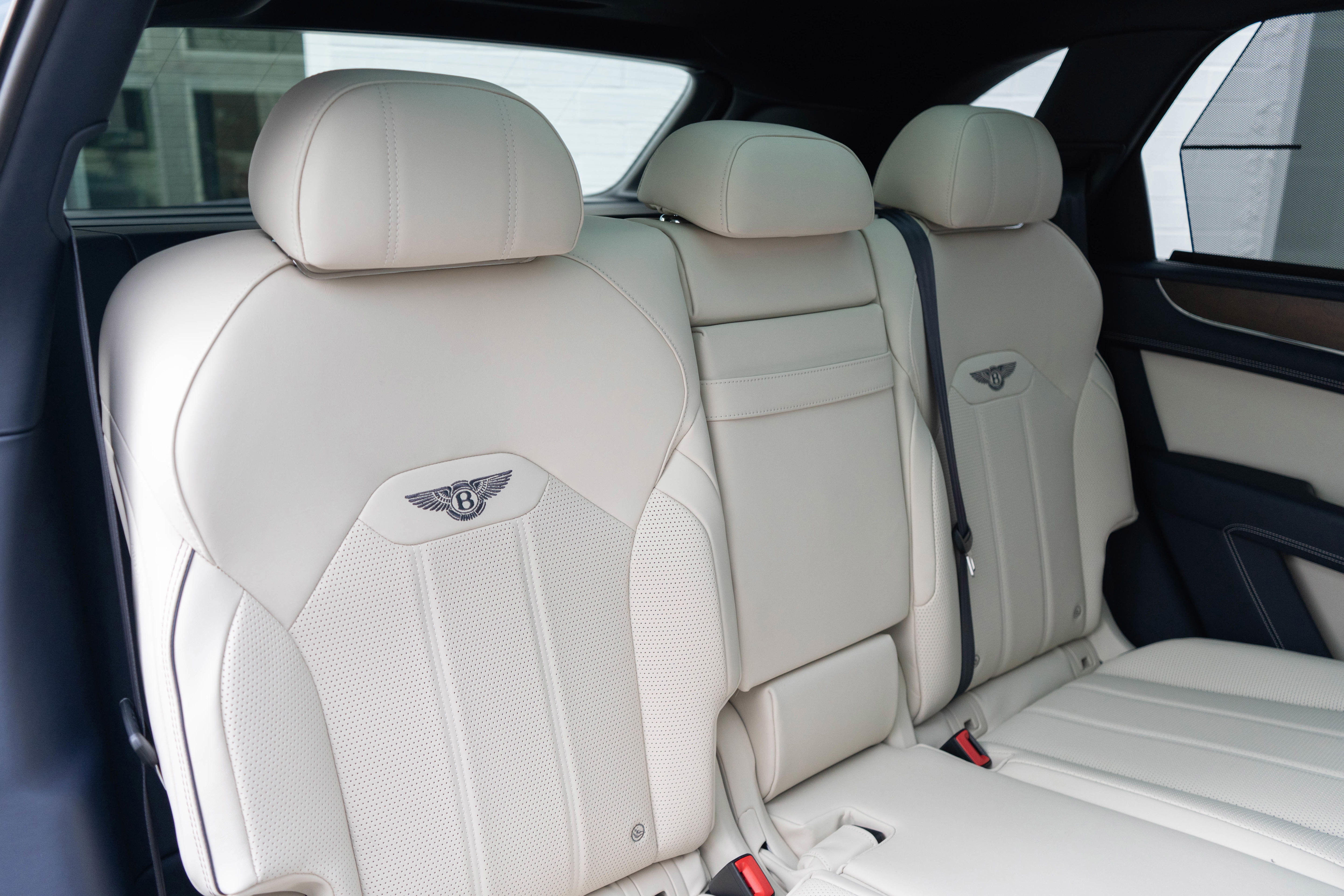 Used 2023 Bentley Bentayga image 35