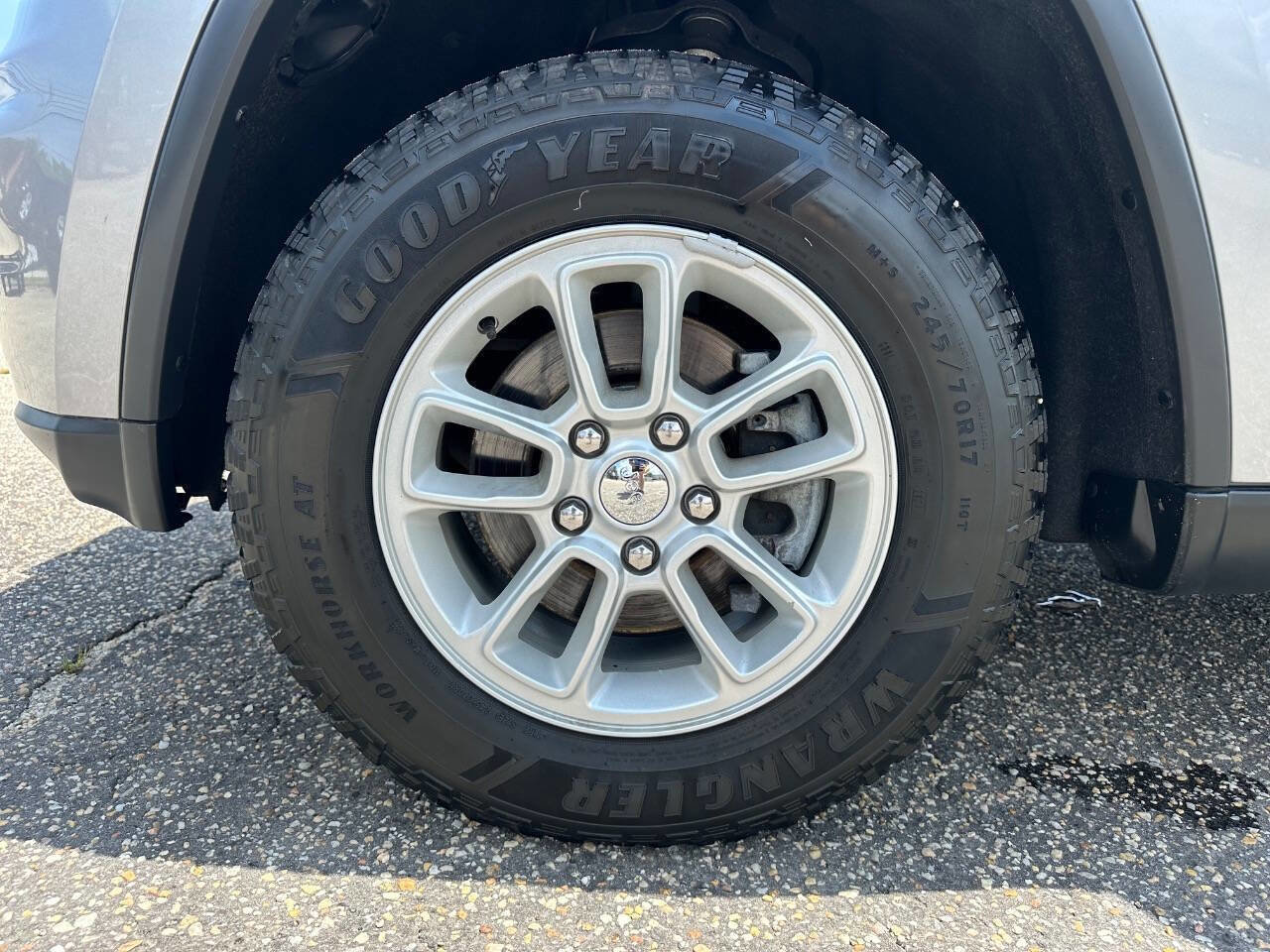 Used 2019 Jeep Grand Cherokee Laredo image 24