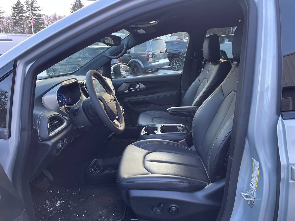 New 2023 Chrysler Pacifica Touring-L w/ S Appearance Package FWD image 11