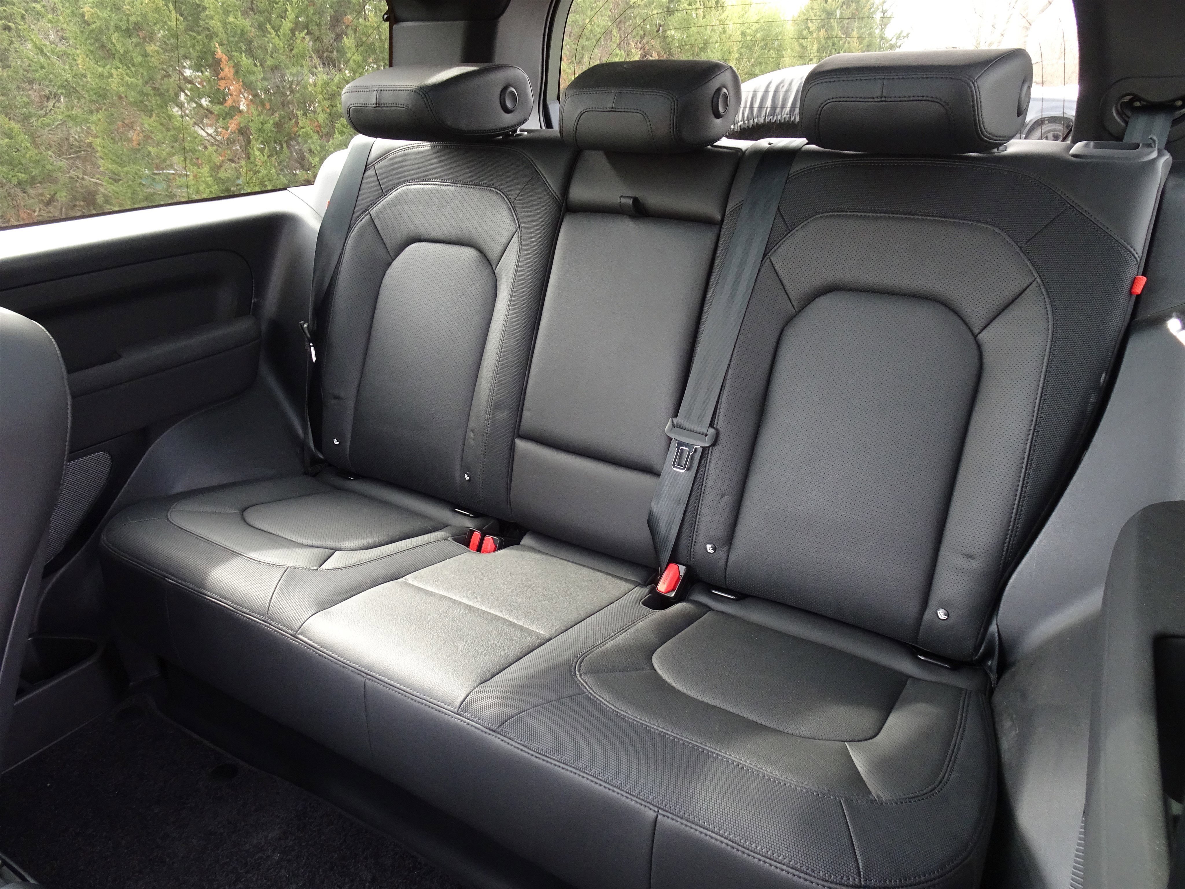 Certified 2023 Land Rover Defender 90 X-Dynamic SE image 19