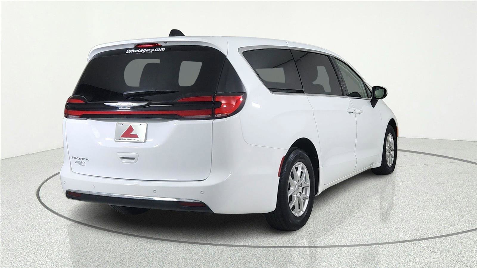 Used 2023 Chrysler Pacifica Touring-L FWD image 5