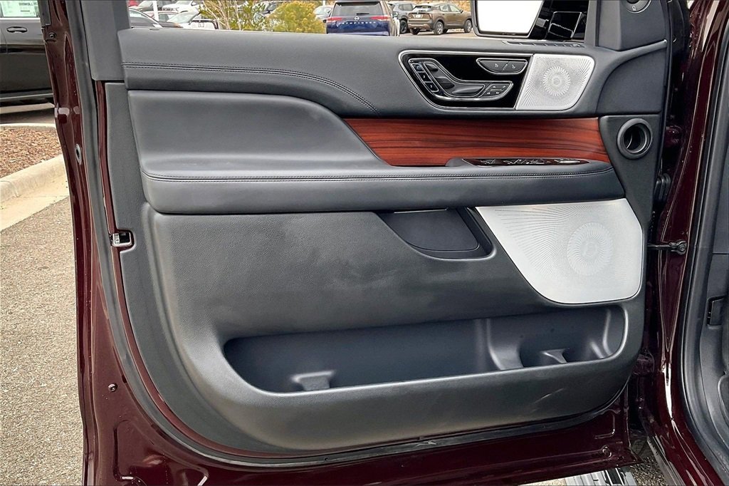 Used 2023 Lincoln Navigator Reserve image 21