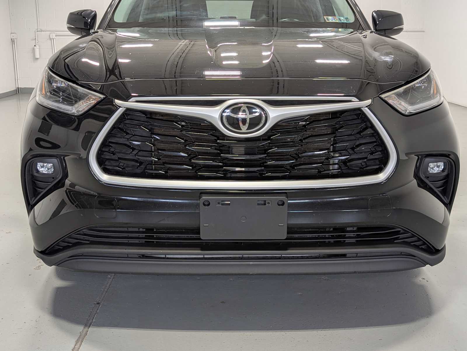 Used 2021 Toyota Highlander XLE AWD/4WD image 2