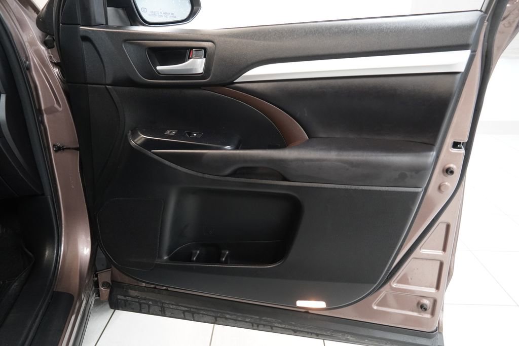 Used 2017 Toyota Highlander XLE AWD/4WD image 33