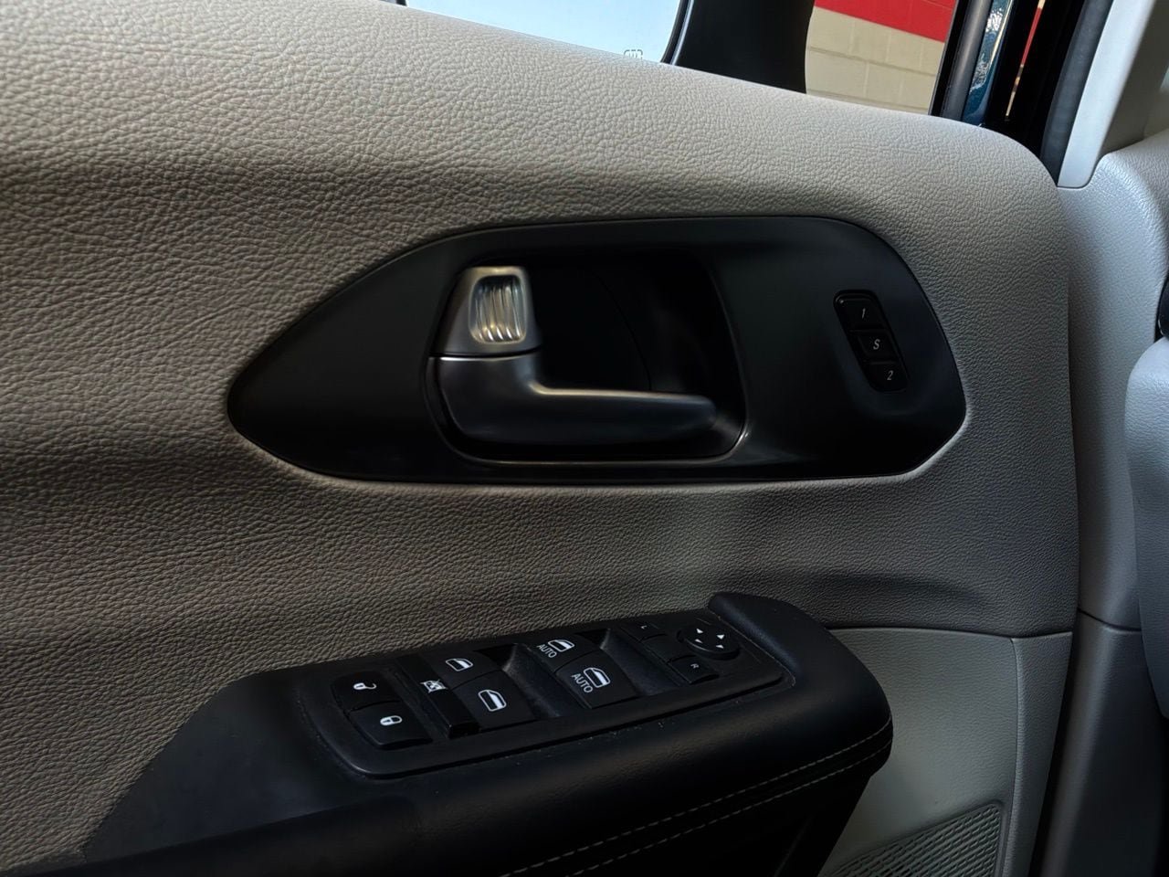 Used 2023 Chrysler Pacifica Touring-L FWD image 25