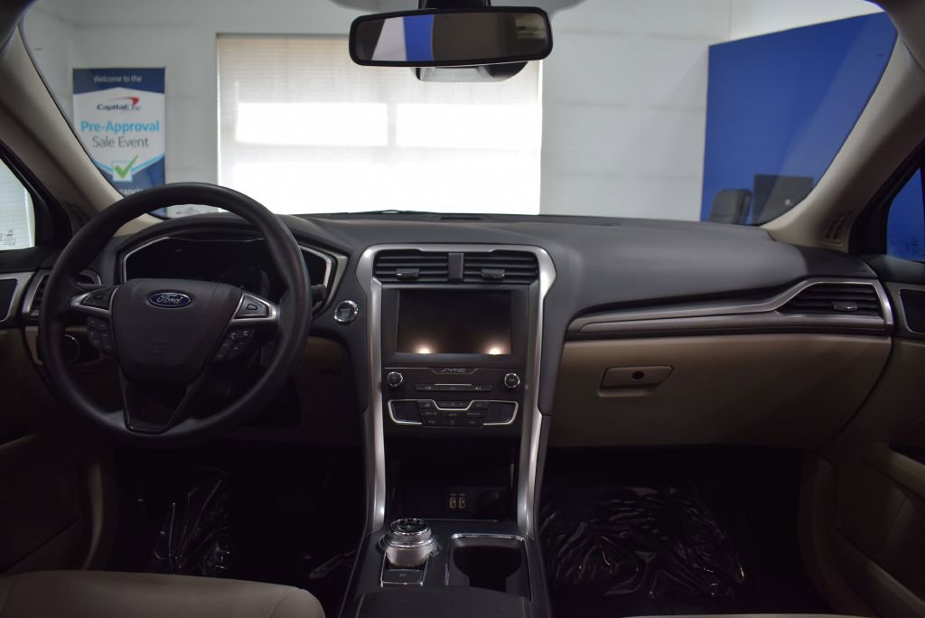 Used 2020 Ford Fusion SE image 11