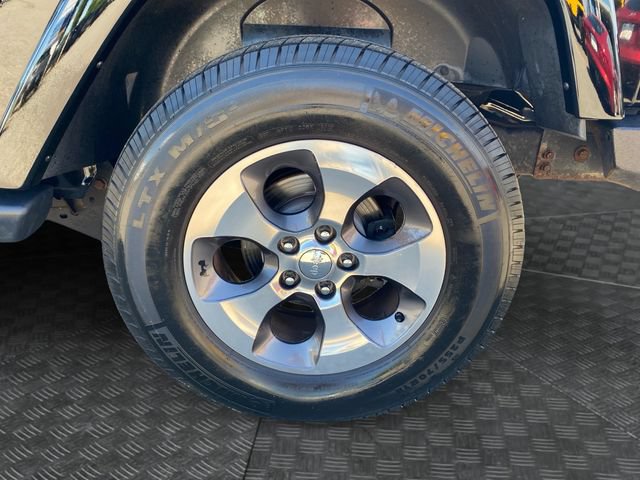 Used 2017 Jeep Wrangler Sahara w/ Dual Top Group AWD/4WD image 30