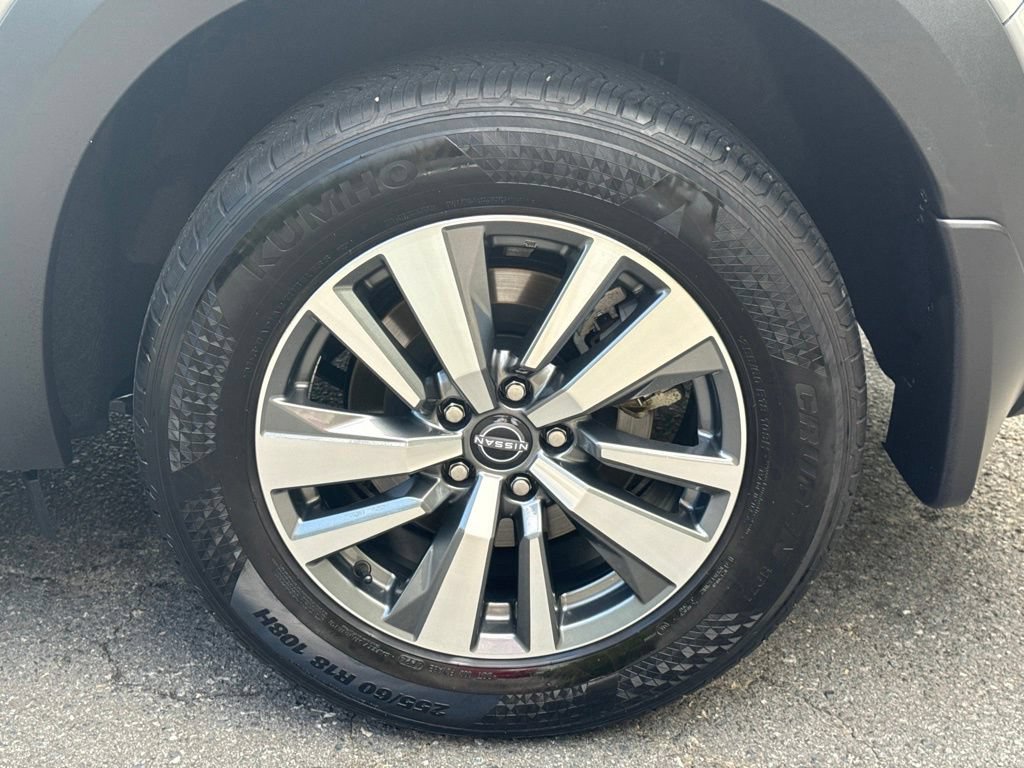 Used 2025 Nissan Pathfinder SL w/ Black Appearance Package FWD image 11